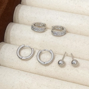 Lot de 6 boucles d'oreilles géométriques en argent avec zircons et créoles dans leur boîte
