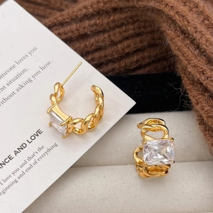 Elegante goldene Creolen mit quadratischem Zirkonia und kubanischem Kettendesign