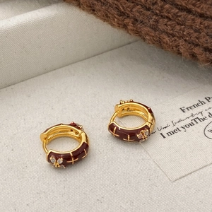 Boucles d'oreilles créoles en émail rouge avec motif croix dorée et petit papillon