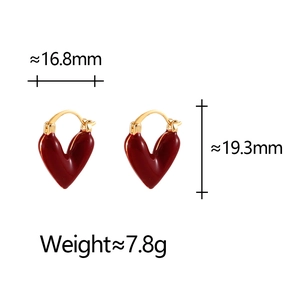 Dettaglio di orecchini a cuore rosso con ganci dorati e misure di 16,8 mm per 19,3 mm