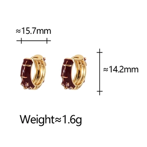 Boucles d'oreilles dorées avec émail rouge foncé, motifs d'étoiles et zircons fins