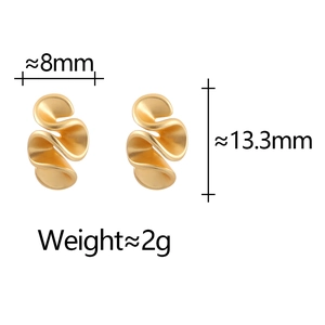 Makroansicht der geometrisch gewellten Ohrstecker in Mattgold, 8 mm x 13,3 mm