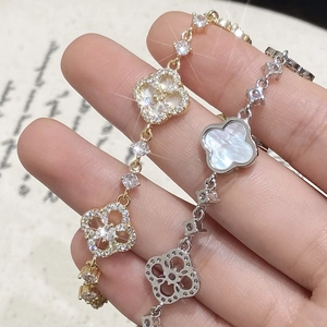 Adjustable gold-plated clover bracelet with sparkling zircon and mother of pearl detail