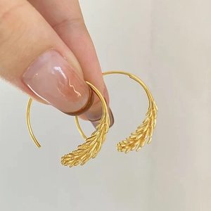 Boucles d'oreilles créoles épis de blé dorés au design géométrique et texture brossée