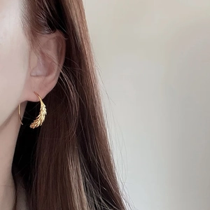 Élégantes boucles d'oreilles créoles épi de blé plaquées or au design naturel