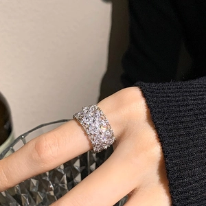 Vue détaillée d'une bague large argentée sertie de zircons cubiques taille marquise