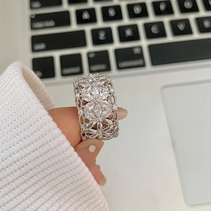 Bague ouverte à fleur en zircon étincelant au fini argenté avec design large ajouré
