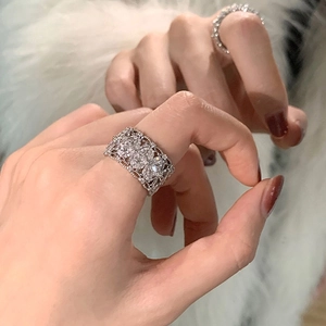 Bague vintage argentée avec quatre zircons ovales et gravures florales ajourées