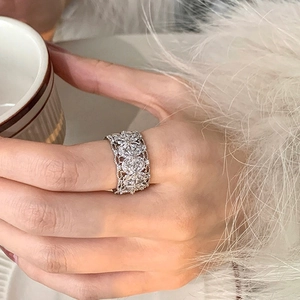 Bague dentelle argentée avec fleurs en zircone et motifs creux géométriques
