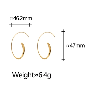 Detailansicht goldener Creolen mit 46,2 mm Breite und 6,4 g leichtem Design