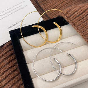 Verschachtelte Metall-Ohrringe in Gold und Silber mit zweilagigem runden Design