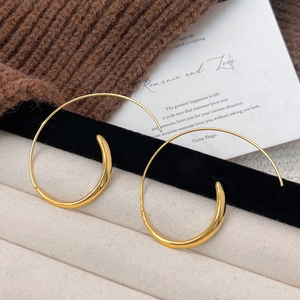 Polierte goldene Spiral-Ohrringe mit sichelförmigem Metallic-Finish auf Samt-Display