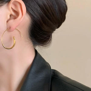 Minimalistische große goldene Spiral-Ohrringe für Damen mit poliertem Metallic-Finish