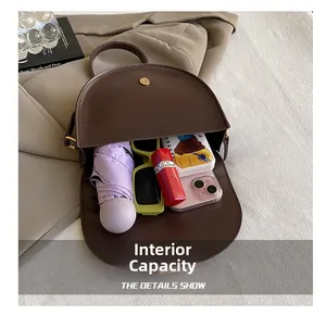 Vista interna di una borsa a sella retrò che mostra lo spazio per telefono e occhiali