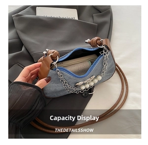 Vue de la capacité du sac en denim avec perles, chaîne et espace intérieur