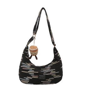 Borsa a tracolla a mezzaluna alla moda con ricami ondulati e ciondolo a tazza di caffè