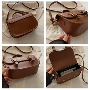 Vues détaillées du sac besace marron avec fermoir magnétique et bandoulière