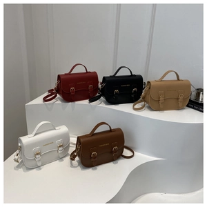 Cinq sacs selle vintage avec boucles coeur en métal et poignées sur des présentoirs