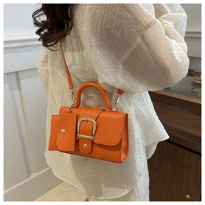 Borsa a tracolla in pelle PU arancione con fibbia dorata e porta monete coordinato