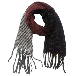Écharpe d'hiver en tricot avec blocs de couleurs bordeaux et gris et franges
