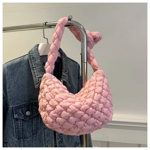 Détail du sac bouffant rose avec texture gaufrée matelassée et poignées tissées épaisses