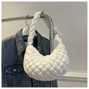 Gros plan du sac nuage blanc avec texture matelassée à bulles et poignée tissée