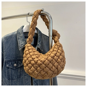 Détail du sac nuage kaki avec texture matelassée et poignée froncée assortie