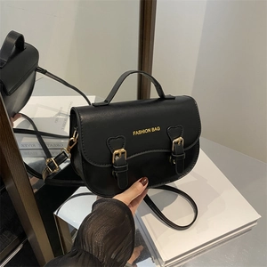 Sacoche Selle en Cuir PU Vintage pour Femmes Sac Bandoulière Mode Avec Boucle Coeur Imprimé Lettres Sac à Main