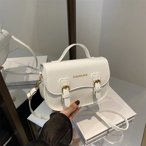 Sacoche selle blanche vintage avec boucles en cœur et bandoulière réglable chic