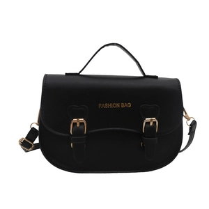 Sac à main noir classique avec boucles dorées et bandoulière réglable sur fond blanc