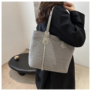 Dettaglio della borsa tote grigia in peluche con trama morbida e tracolla in pelle
