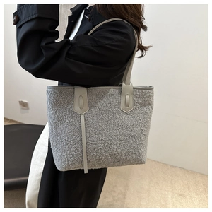 Détail du sac cabas en laine d'agneau grise avec texture polaire et poignées en cuir