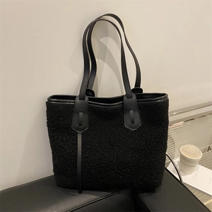 Grand sac cabas noir en polaire teddy avec anses en cuir pour la mode d'hiver