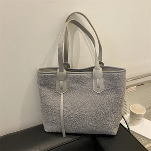 Grand sac cabas en peluche grise avec texture fausse fourrure et lanières en cuir pour l'hiver