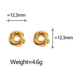 Detailansicht goldener gedrehter Knotenohrringe mit Maßen 12,3 mm und 4,6 g Gewicht