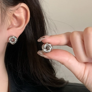 Polierte silberne Ohrstecker im gedrehten Knoten-Design und minimalistischem Metall-Stil