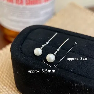 Détail de boucles d'oreilles perles 5,5 mm avec chaîne à pampilles argentée de 3 cm