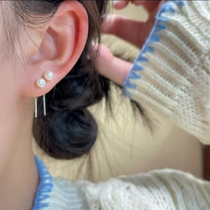 Boucles d'oreilles minimalistes en argent S925 et perles portées dans une ambiance douce