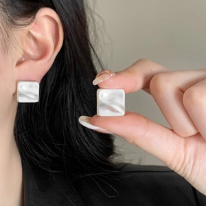 Boucles d'oreilles carrées géométriques minimalistes avec motif marbre blanc et gris