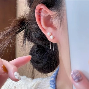 Boucles d'oreilles élégantes en argent avec deux perles blanches au style minimaliste