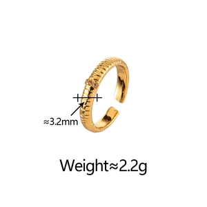 Close-up of gold ribbon texture ring with three zircon stones and 3.2mm width detail