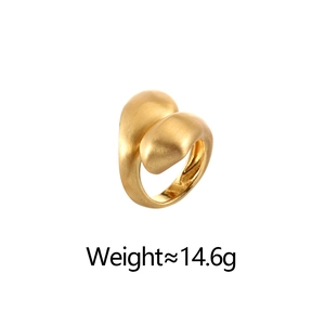 Détail macro d'une bague géométrique en or mat à double couche pesant environ 14,6g