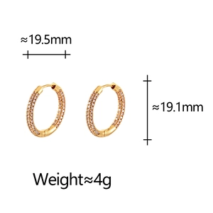 Détail de boucles d'oreilles créoles dorées avec cristaux roses et dimensions 19,5mm par 19,1mm