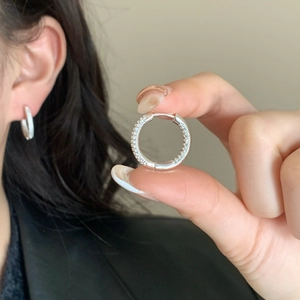 Boucles d'oreilles créoles rondes en argent serties de zircons cubiques scintillants