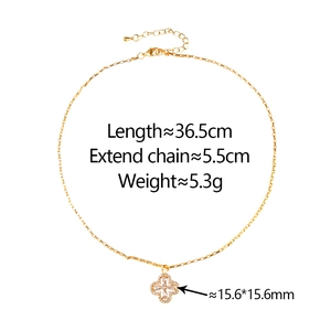 Détail montrant les dimensions du collier trèfle doré avec accents de diamants
