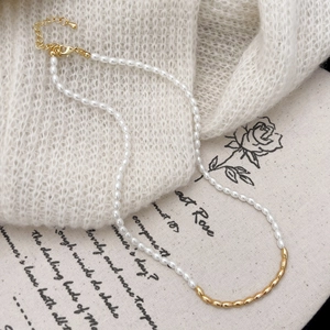 Collier de perles de style vintage français avec accents dorés sur fond en maille