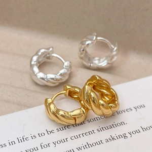Élégantes boucles d'oreilles créoles torsadées dorées et argentées pour femmes en paire