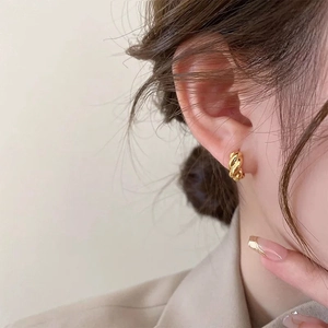 Élégantes boucles d'oreilles créoles torsadées dorées avec un design en spirale poli