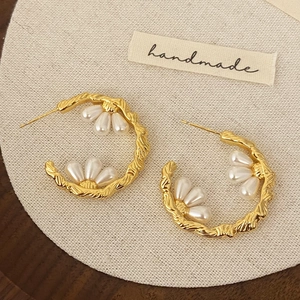 Elegante goldene gedrehte C-Ohrringe mit weißen Tropfenperlen im schicken Vintage-Stil