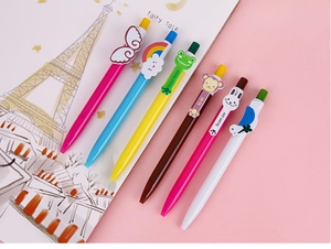 Dettaglio di penne a scatto colorate con clip a forma di arcobaleno e animali